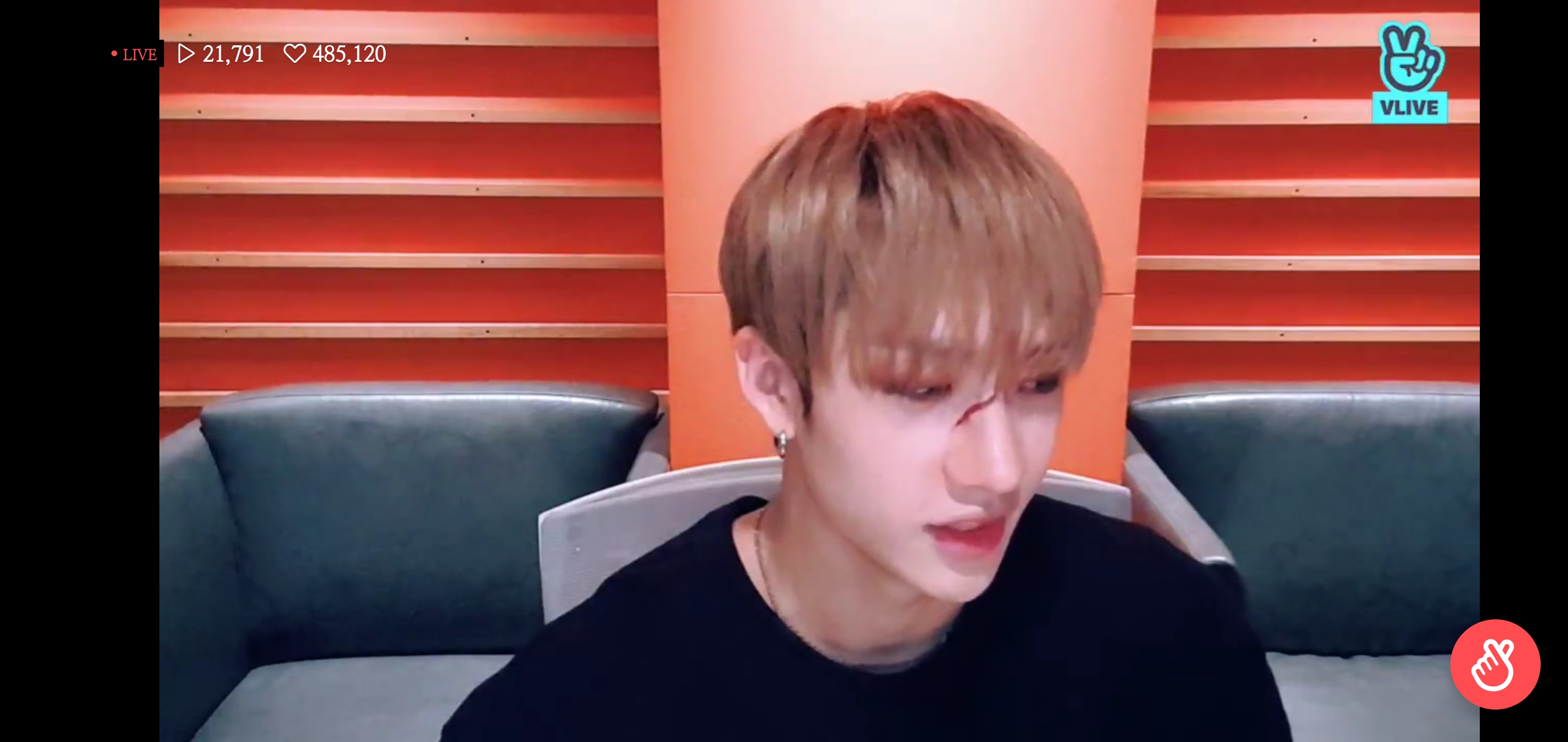 팬들이랑 약속지킨다고 팬미팅 끝나고 메이크업도 안지우고 브이앱 킨 남돌 | 인스티즈