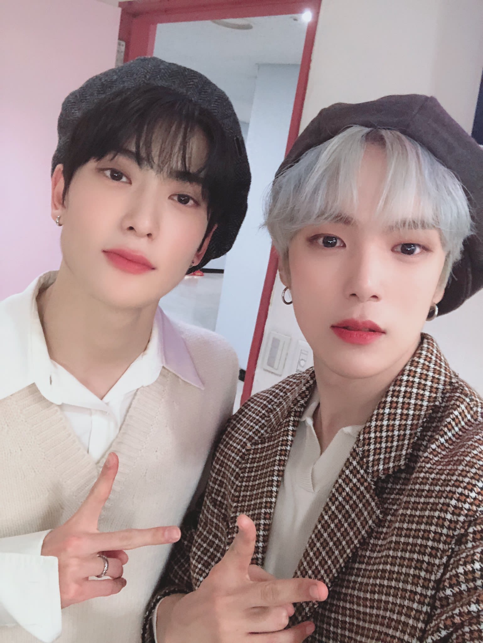 민혁이가 찍은셀카랑 재현이가찍은셀카 ㅋㅋㅋㅋㅋㅋㅋㅋ | 인스티즈