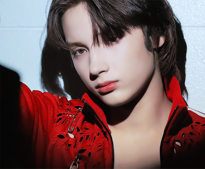 아니 나 갤러리보다 놀랬어; 투바투 휴닝카이 데뷔곡 활동때랑 943 활동때랑 분위기 확 다른 것 봐.. | 인스티즈