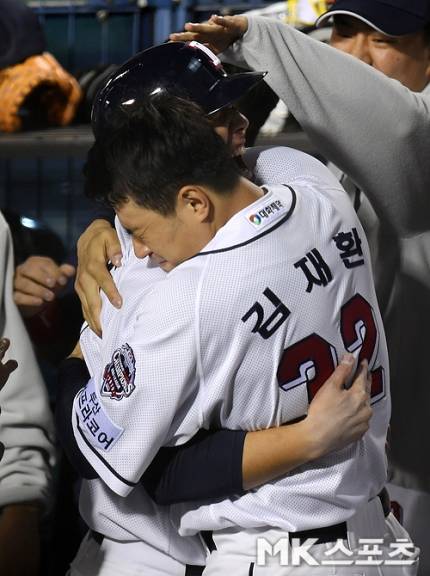 적시타 치고 들어온 김재호에게 김재환이... | 인스티즈