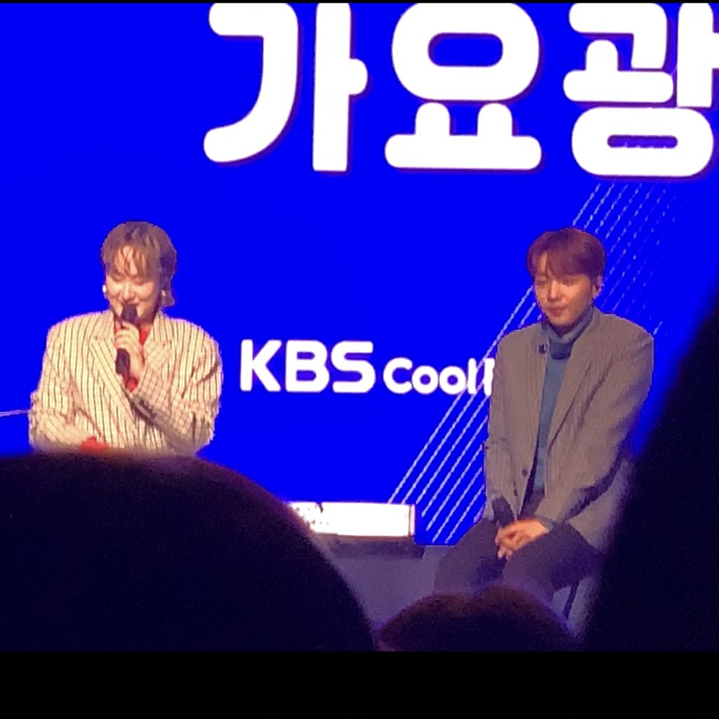 자기가 좋아하는 가수 바로 옆에 앉기 부끄러워하는 정세운 | 인스티즈