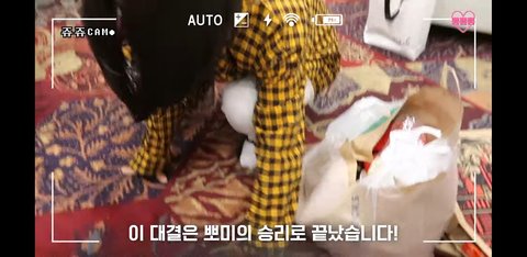 서로 발길질하면서 싸우는 여돌 봤어...? | 인스티즈