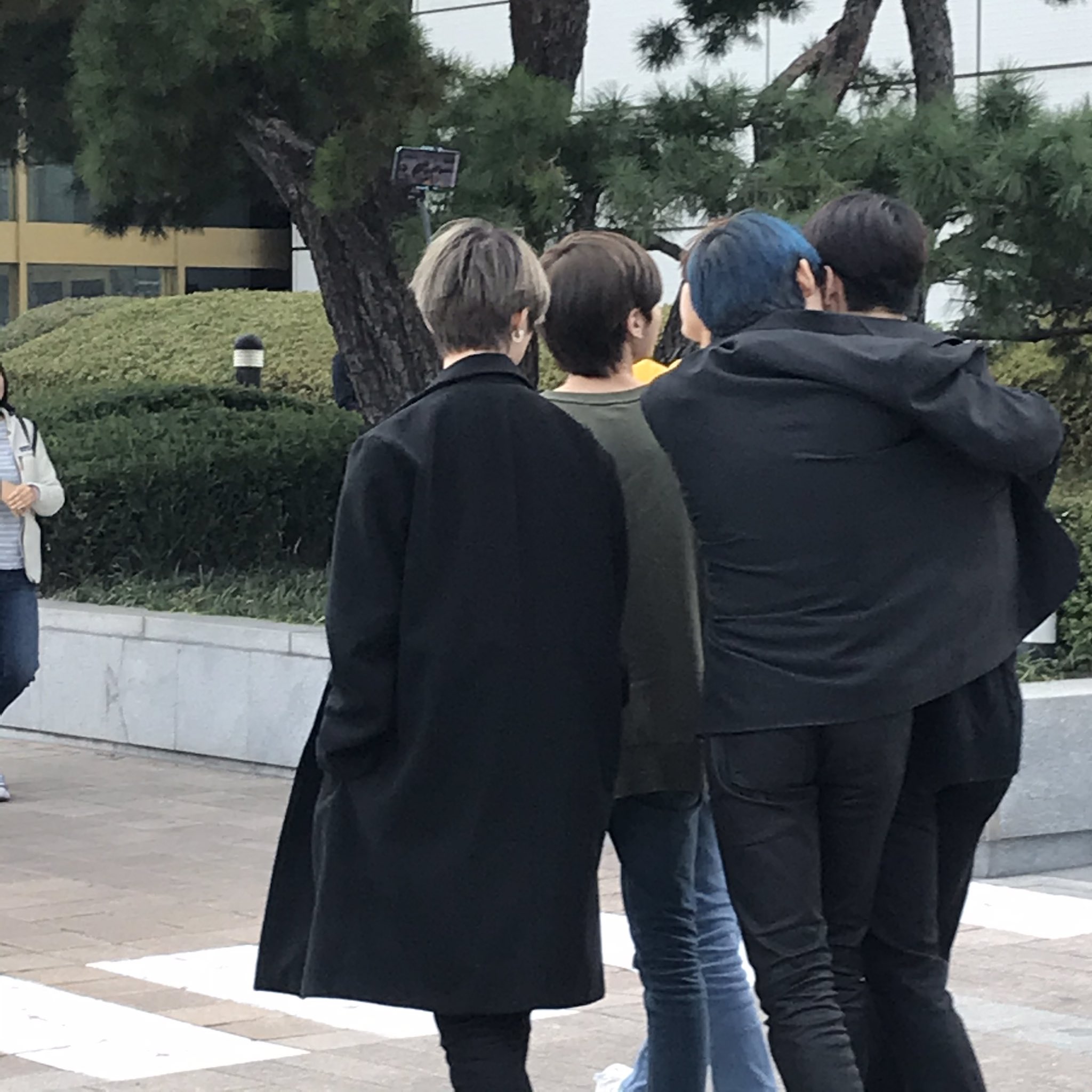 브이앱에서 상체만 찍어서 몰랐어....오늘 투바투 범규 코트... | 인스티즈