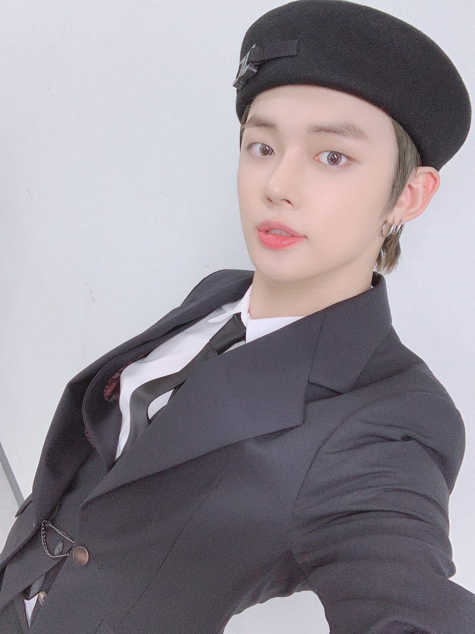 얘 진짜 뭐하는애야 | 인스티즈