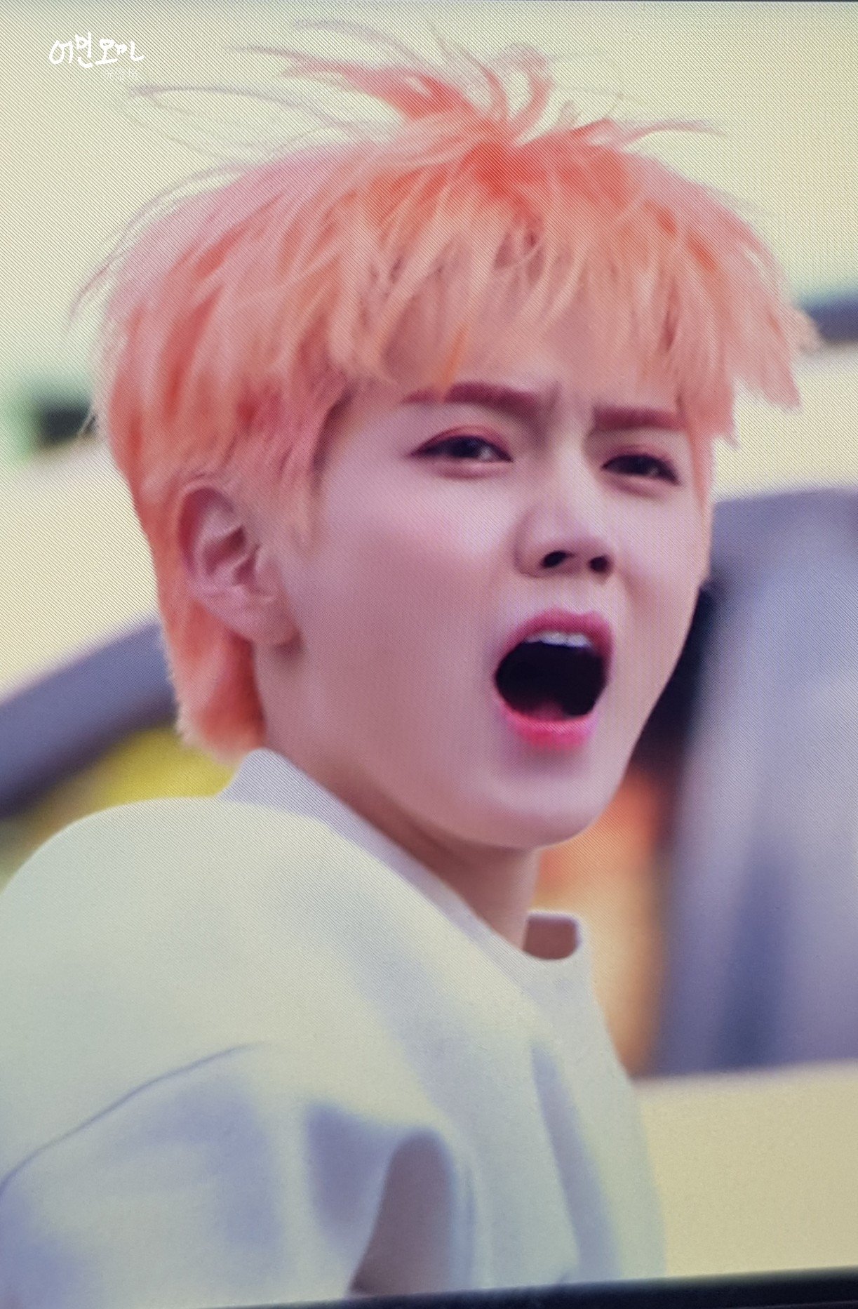 간발의 차로 버스 놓친 뉴이스트 최민기 | 인스티즈