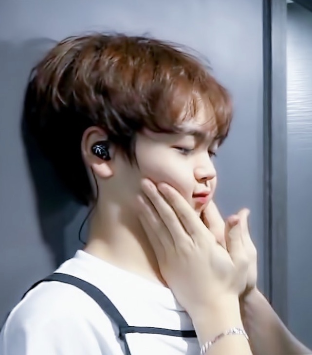 야 너네 스타쉽 차기 데뷔때 송형준 생머리로 나타나면 어쩔거임 | 인스티즈