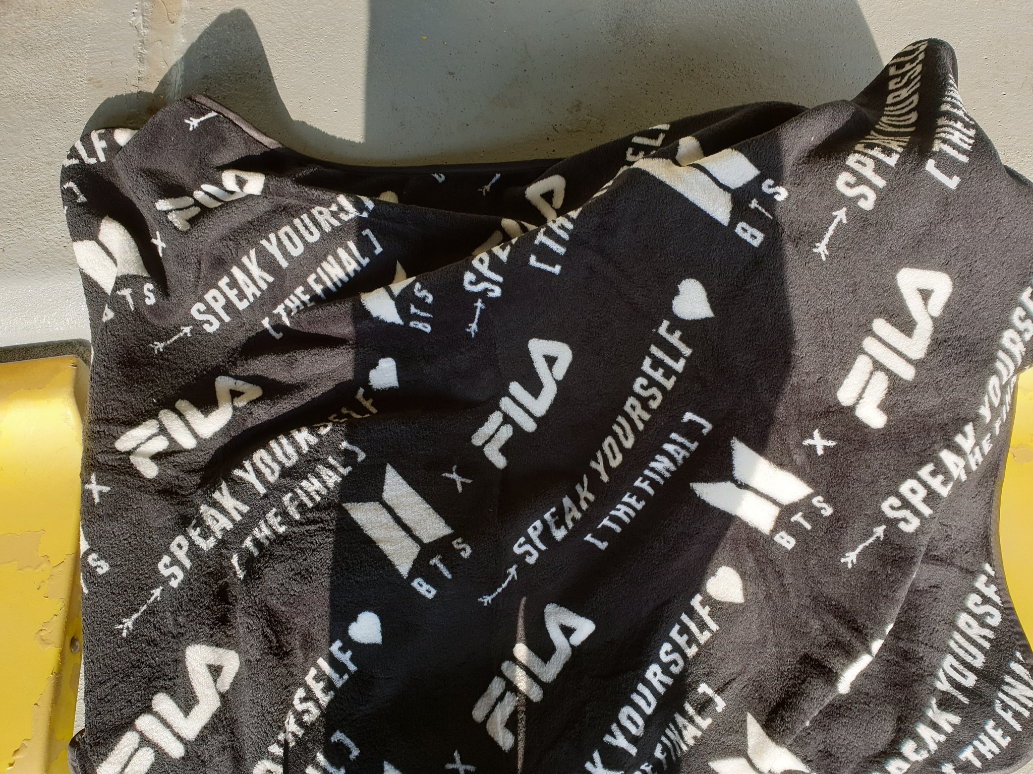 와 방탄 콘서트에서 주는 담요 봐 | 인스티즈