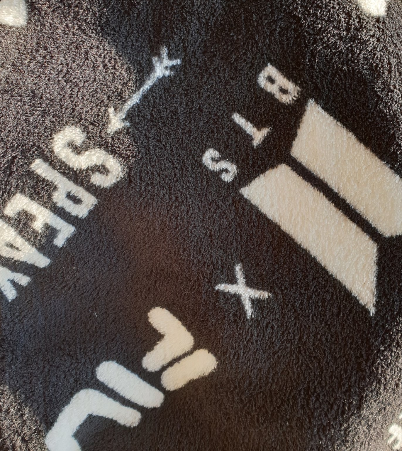 휠라는 이제 방탄팬들한테 혼날 일만 남았구나ㅋㅋㅋㅋ | 인스티즈