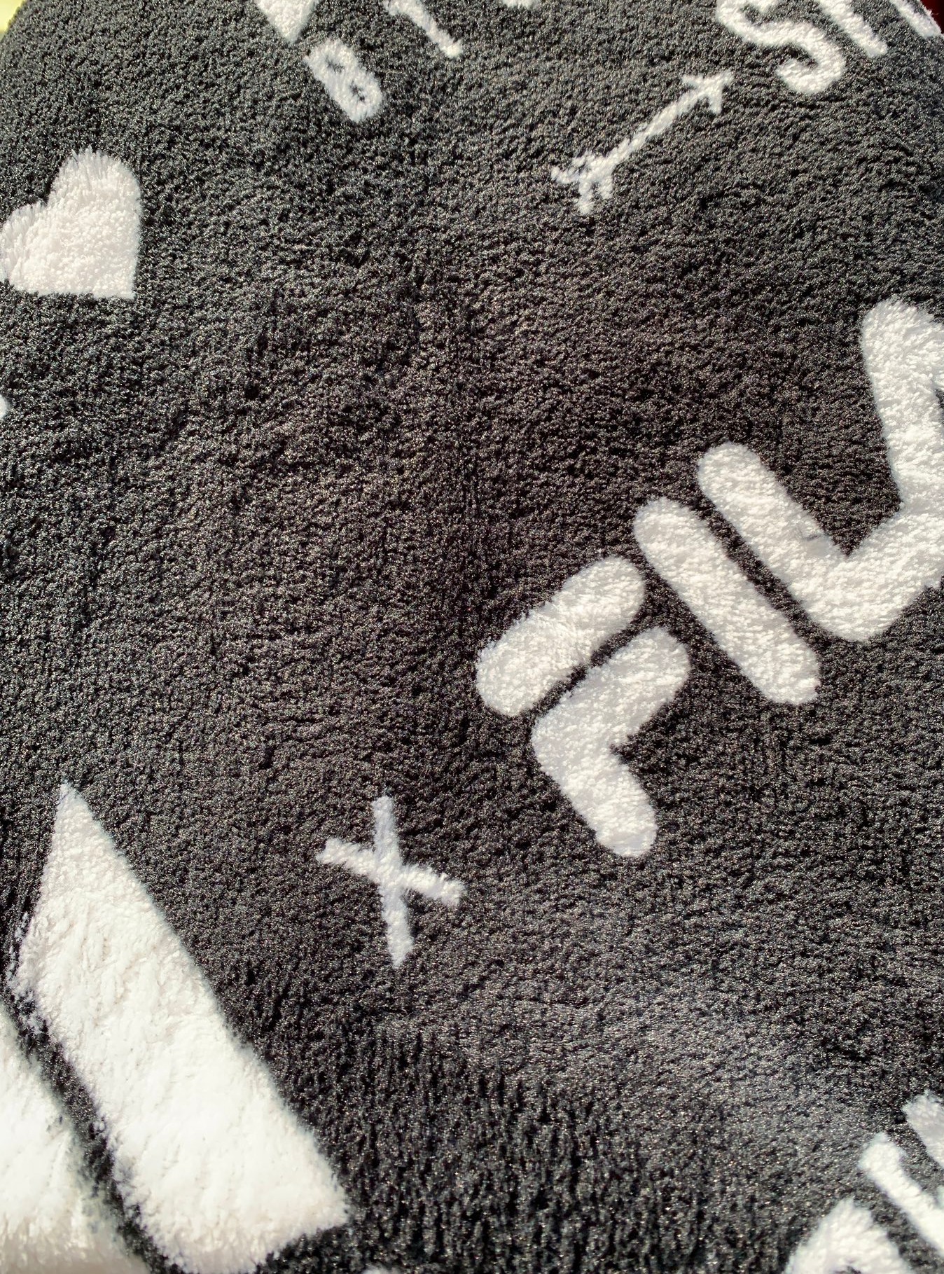 휠라는 이제 방탄팬들한테 혼날 일만 남았구나ㅋㅋㅋㅋ | 인스티즈