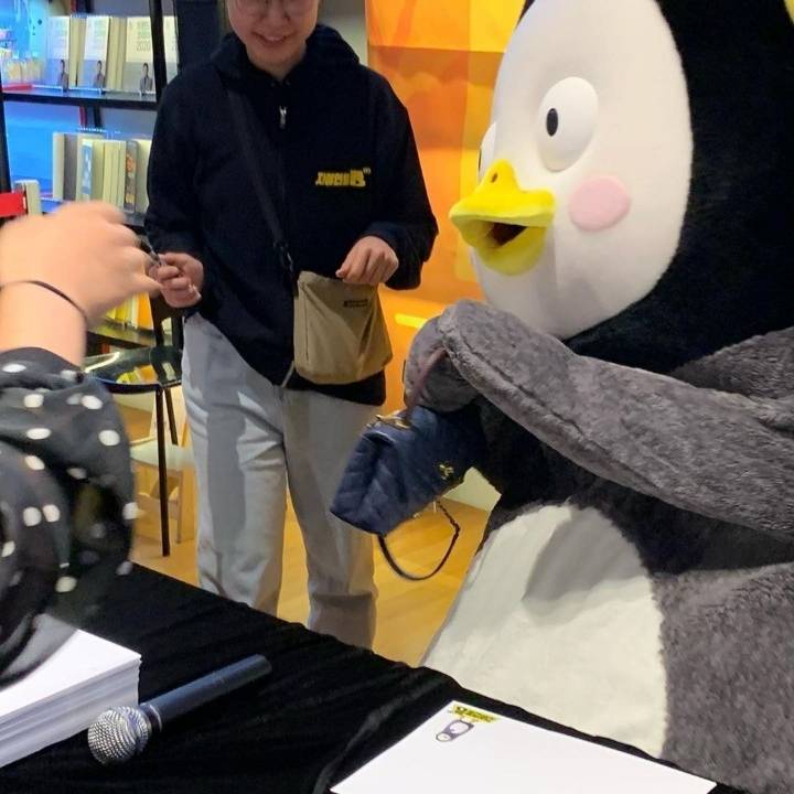 와.. 팬싸에서 팬 가방 뺏어가는 아이돌 봄.? | 인스티즈