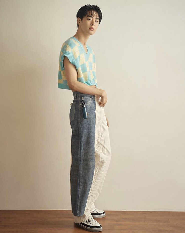 병찬이 배 여며... | 인스티즈