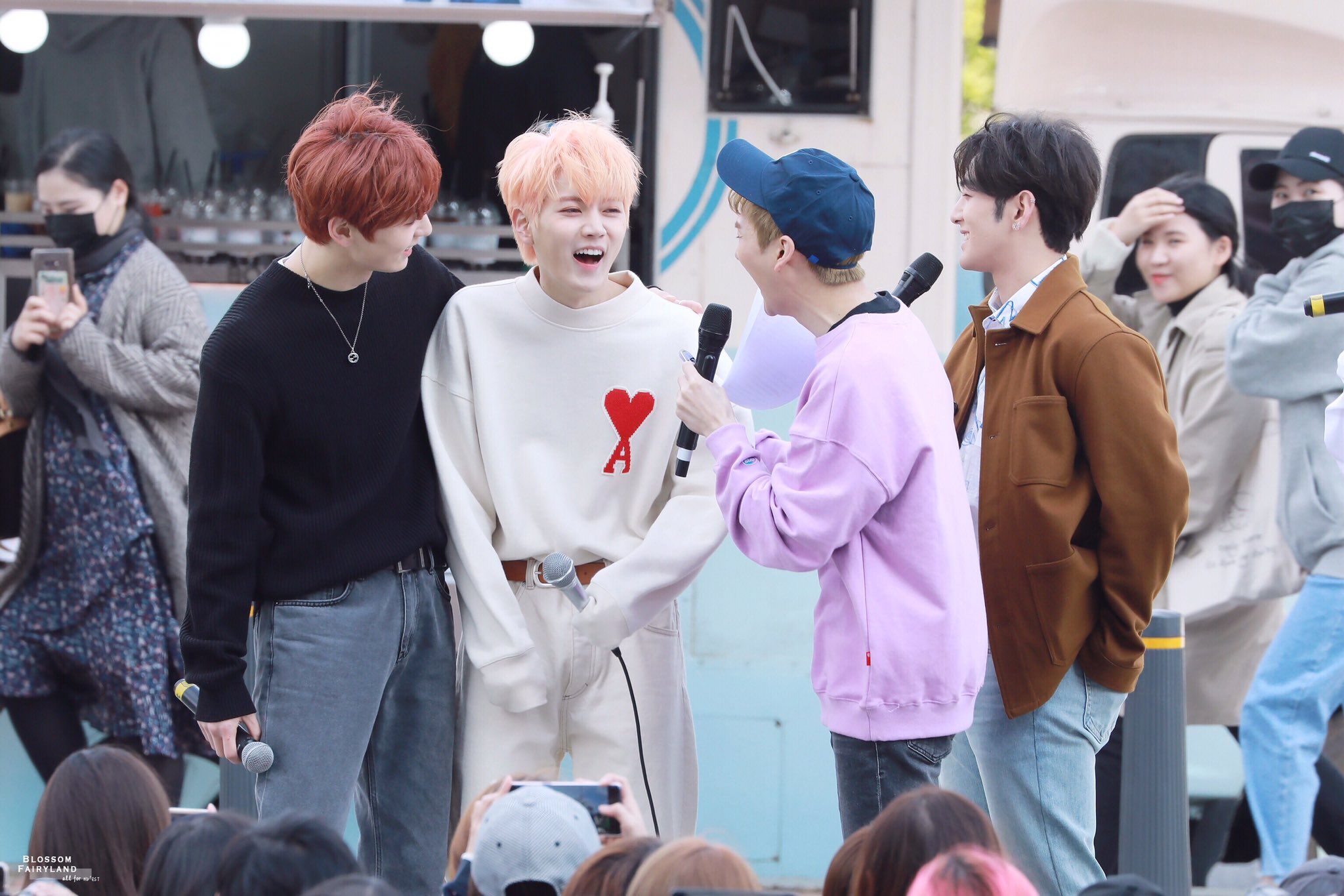 뉴이스트 순둥 분위기는 사진으로 살짝만 봐도 | 인스티즈