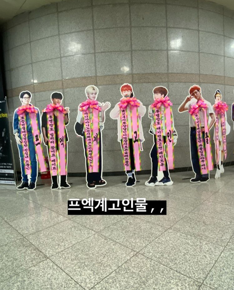 엑스원 홈마들이 김우석 홈마 전시회 가서 등신대에 쓴 멘트들ㅋㅋㅋㅋㅋㅋㅋㅋㅋㅋㅋ | 인스티즈