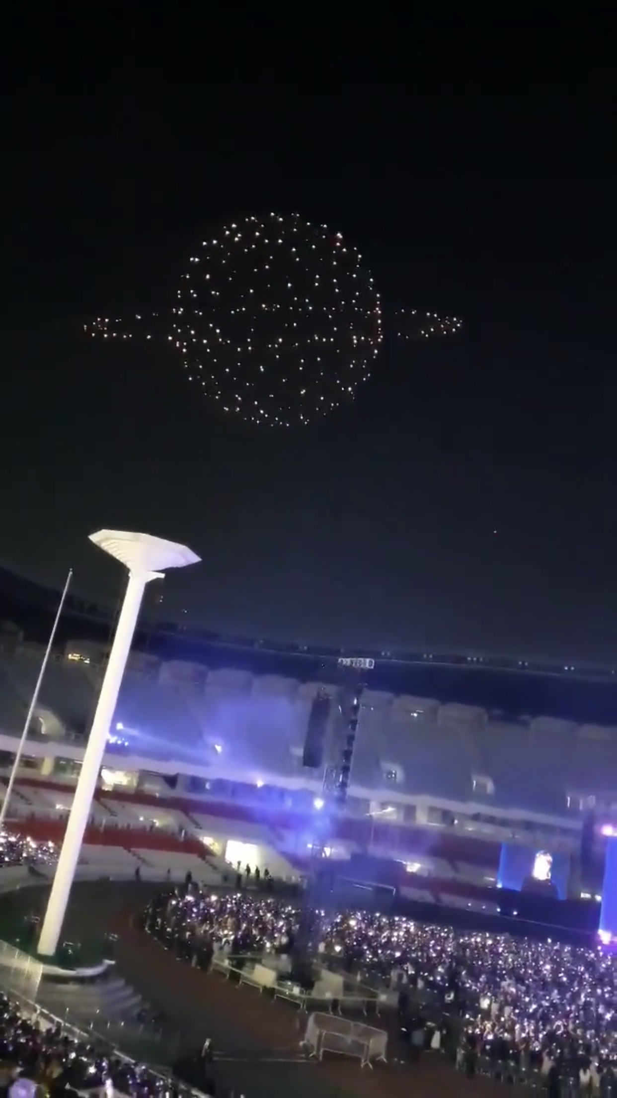 현시각 방탄콘 엔딩곡 소우주 하늘에 드론 수십개 띄운거 | 인스티즈