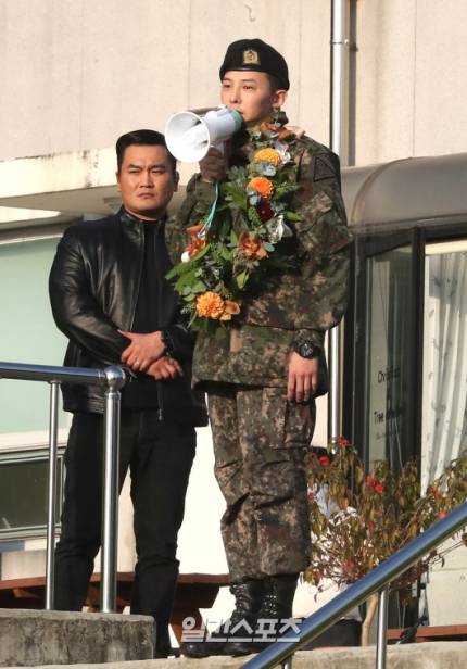 확성기 들고 팬 조련하는 지드래곤.jpg 이거 제목보니까 | 인스티즈