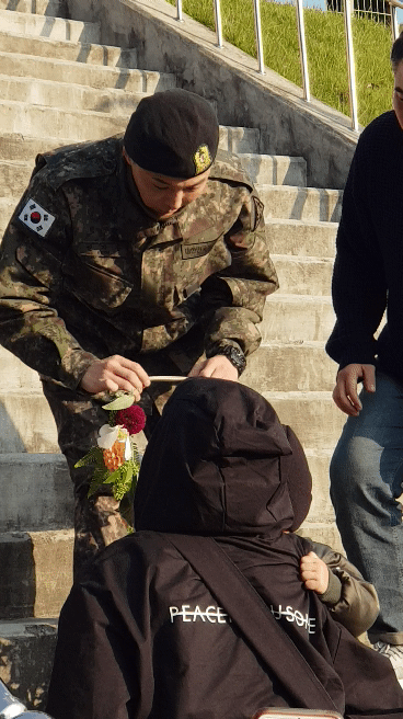 지디 꽃목걸이 전달 받는거봐ㅠㅠㅠㅠ | 인스티즈