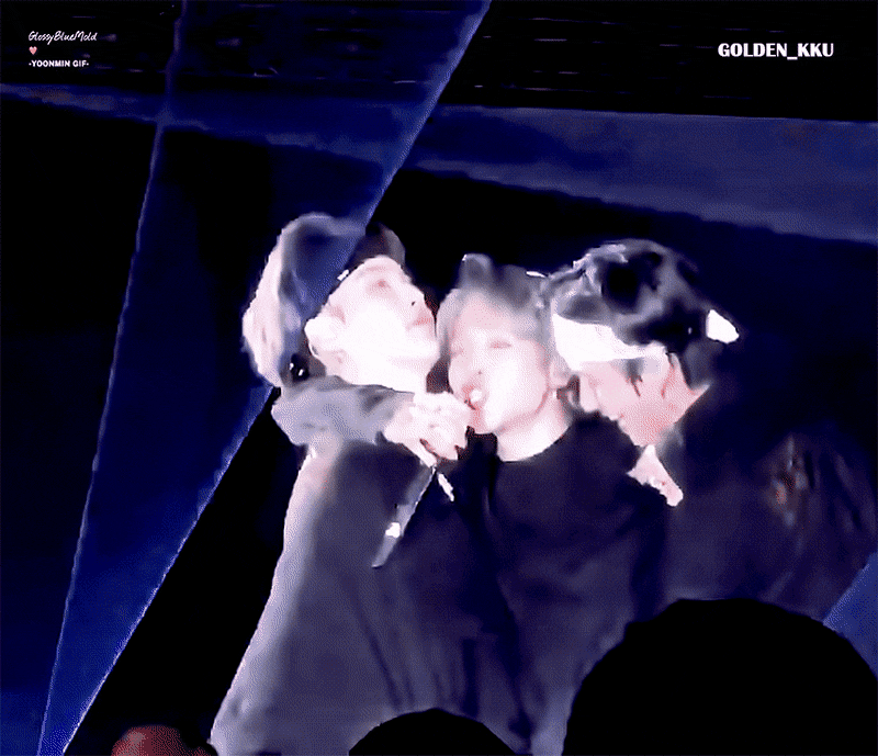 [잡담] 방탄 슈가 버티고 있는거 개웃곀ㅋㅋㅋㅋㅋㅋㅋㅋㅋㅋㅋㅋ | 인스티즈