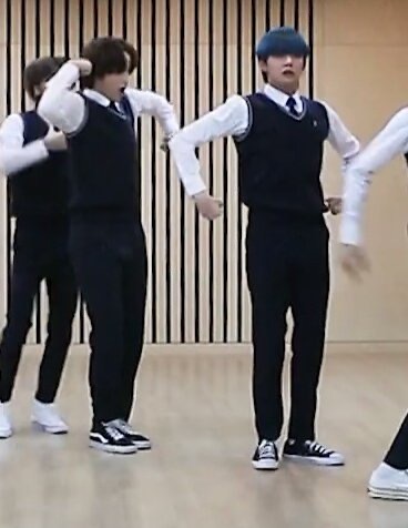 투바투보고 터프하게 943 추라니깐 자세 이렇게 된것봐 ㅋㅋㅋ | 인스티즈