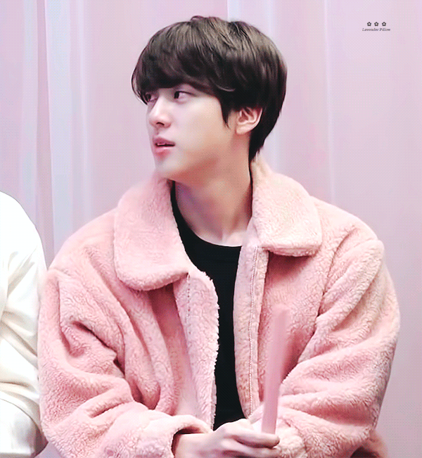 이 글은 방탄의 맏형 김석진의 어깨를 자랑하는 글 입니다. 💜 | 인스티즈