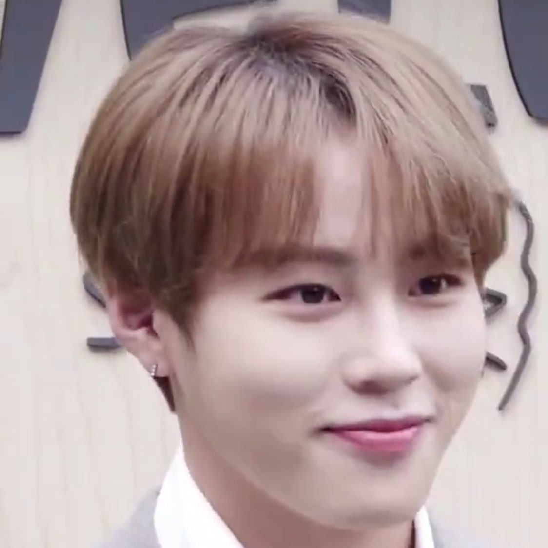 하성운 ❤️앞광대❤️ 잘 보이는 사진 있는 사람 | 인스티즈