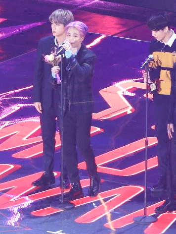 [잡담] 방탄 진 설레게 웃는 사진 구해요ㅜㅜㅜㅜ이런거 | 인스티즈