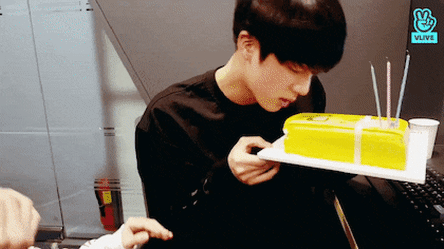 방탄 지민이가 사탕으로 석진이 얼굴 가리는거 | 인스티즈