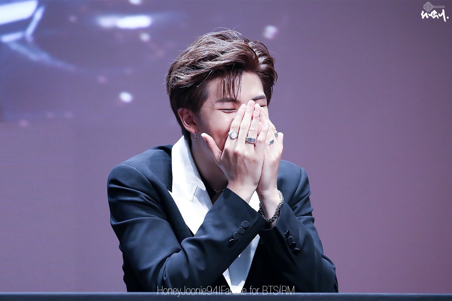 방탄 알엠 자기도 모르게 스포 흘리고 눈치보는거 넘 귀여움 | 인스티즈