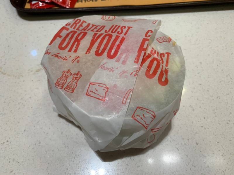 맥날 알바익들이나 맥날 버거 자주 먹는 익들아 ㅜㅜ 이거 무슨 버거야? | 인스티즈