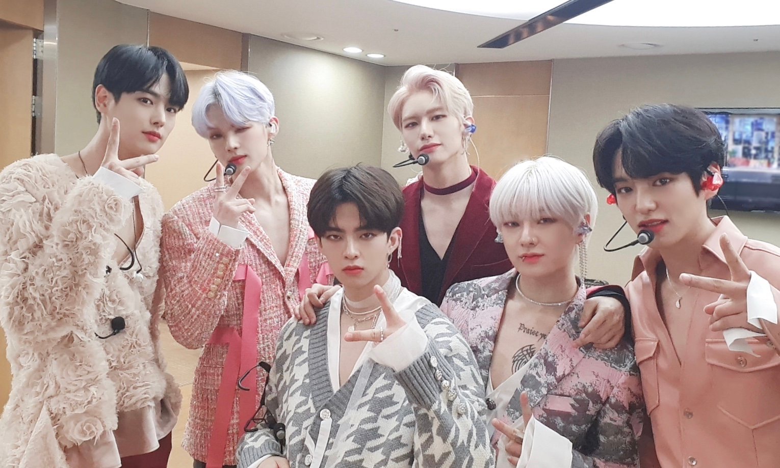 빅톤 그리운밤 컴백무대 의상에 핑크색 포인트로 한거같은데 수빈이만 | 인스티즈