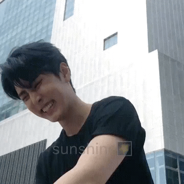 아 짜증나 이 검정반팔티셔츠 남자랑 사귀다가 차여서 화난다고 인터넷에 고민글 올리고 싶다ㅋ | 인스티즈