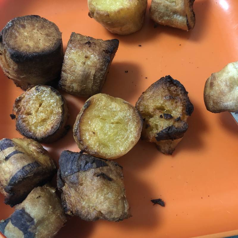 고구마 에어프라이기로 구워서 군고구마로 변해서 누우면서 유튜브 보면서 먹는 내가 부럽지 | 인스티즈