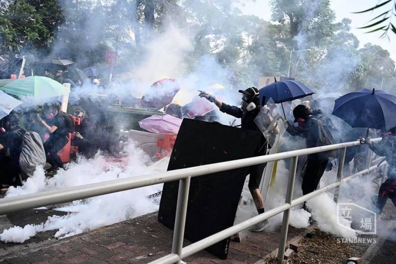지금 홍콩 경찰들 대학까지 들어가서 난리래 | 인스티즈