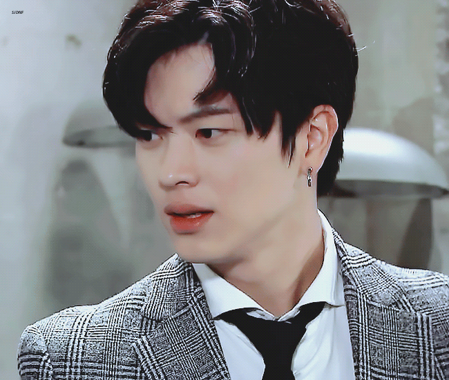 우리 막내 너무 잘생기지 않았니 익들아...? 아 진짜 어떻게 이렇게 장생겼을까 와 와루 와우우우 | 인스티즈