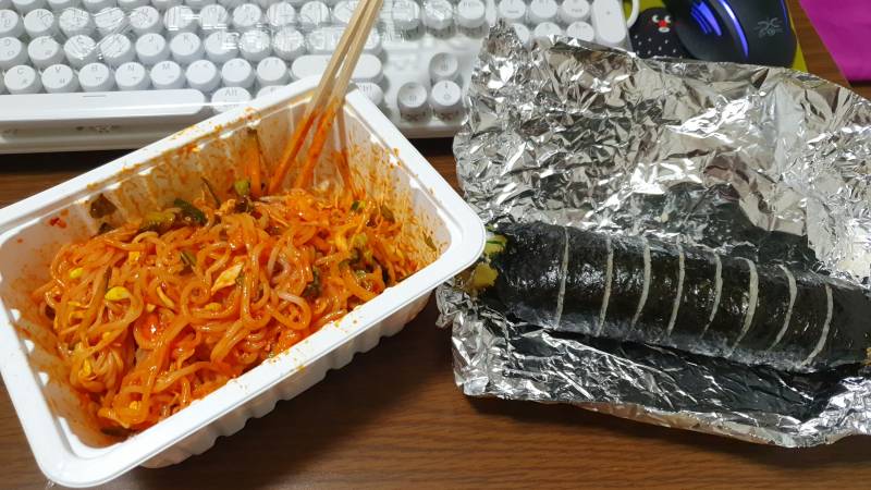 오늘 너무 힘든날이라 쫄면에 참김사왔어 | 인스티즈