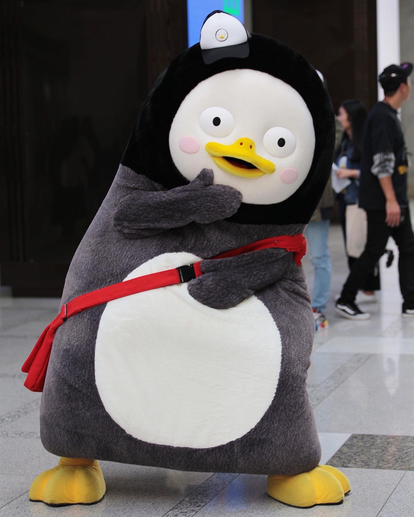 펭수 어디갈때마다 빨간가방 메고 가는 거 너무 귀여워 | 인스티즈