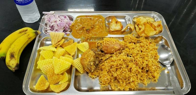남초에 올라온 인도 공장의 구내식당 밥 퀄리티.jpg | 인스티즈