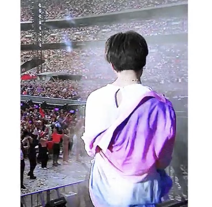 방탄 지민이 입은 옷 등에 왜 구멍 났어? | 인스티즈