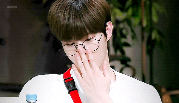 김우석 너 뭐먹어??? 짤랑단들은 뭐먹었어?? 나는 싸이버거ㅠㅠㅠ | 인스티즈