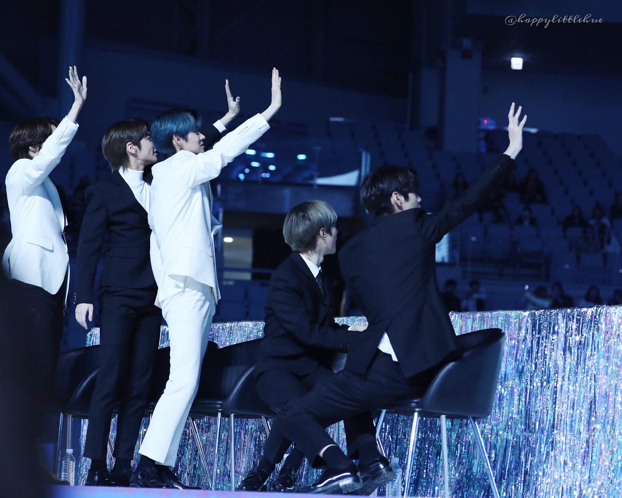 4층팬석 인사하는 투바투래ㅠㅠㅠㅠㅠ아아악 | 인스티즈