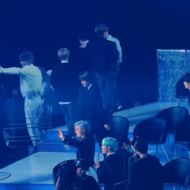 이거 우리 범규 등 쓰담쓰담 해주시는분 스키즈 창빈님인가? | 인스티즈