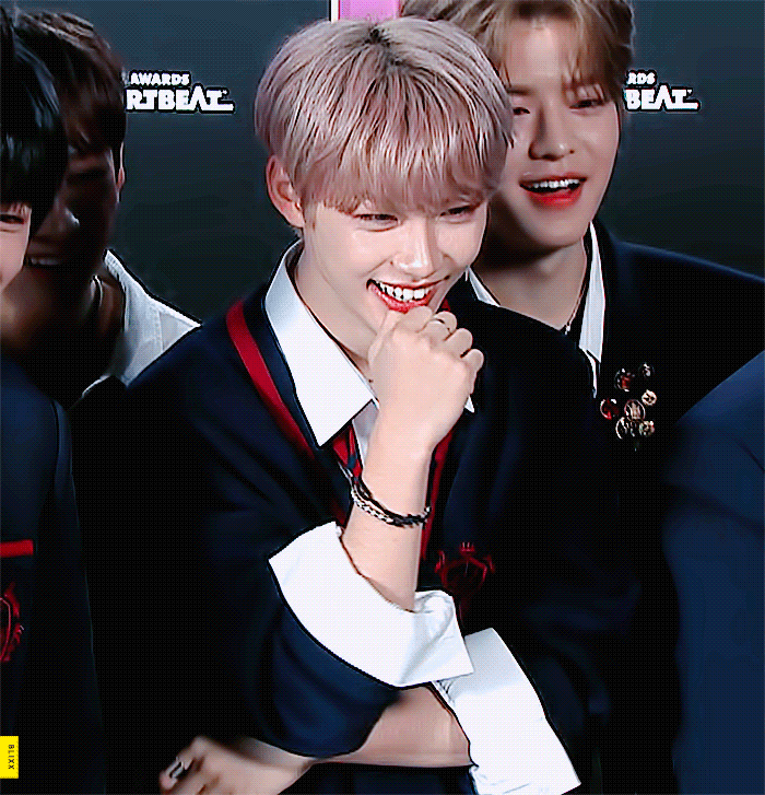 어제 브이앱 시상식 핑크머리 걔 고화질 떴습니다 | 인스티즈