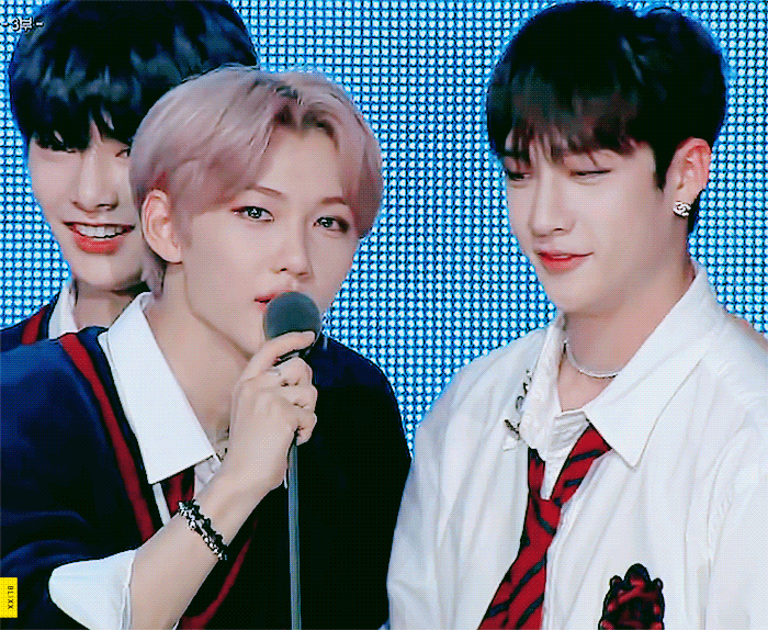 어제 브이앱 시상식 핑크머리 걔 고화질 떴습니다 | 인스티즈