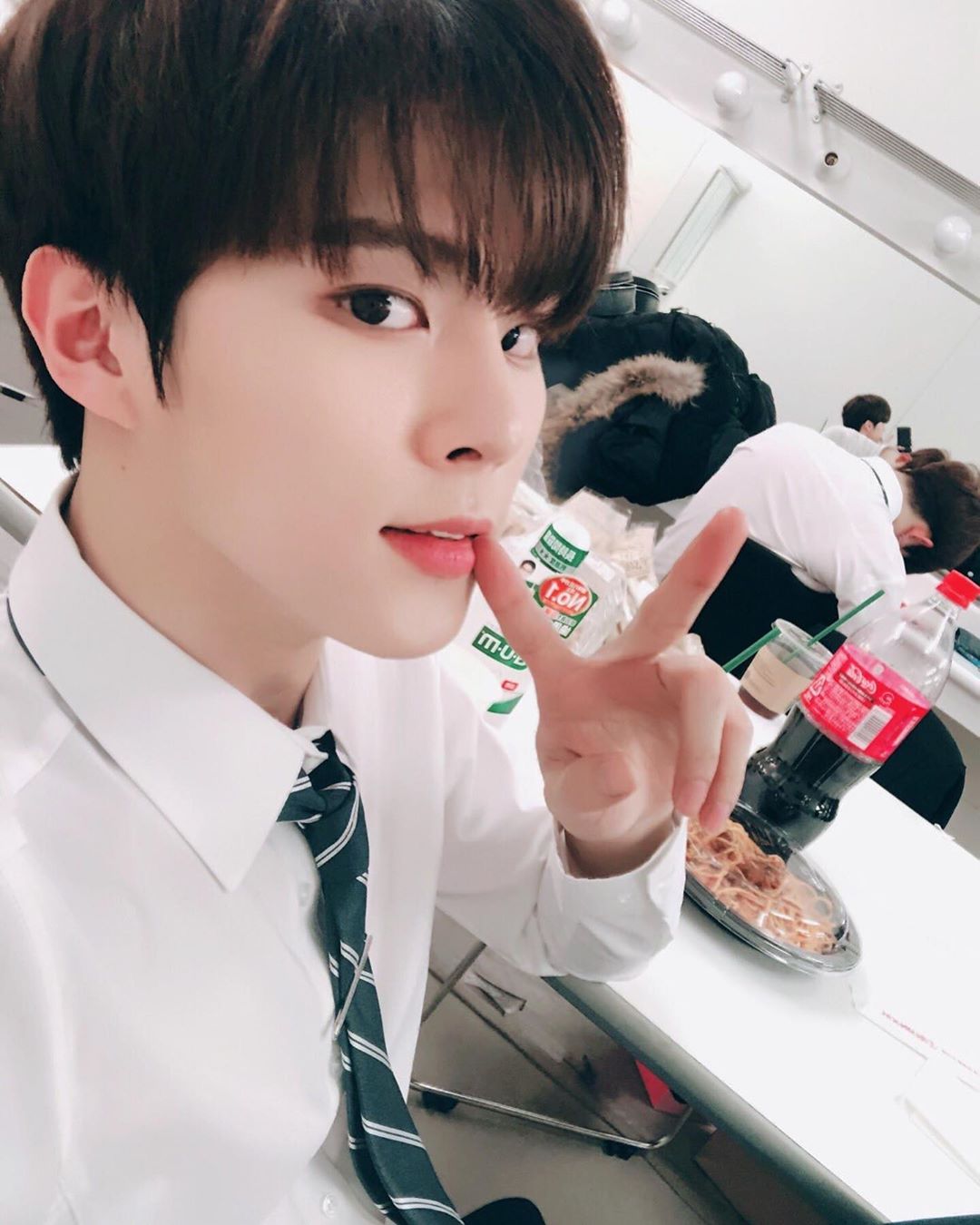 김우석 미공개 셀카 모아서 포카집이나 usb로 팔면 | 인스티즈