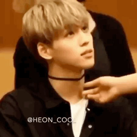 팬싸에서 팬이 초커 만지는데 눈빛 뭐야.... | 인스티즈