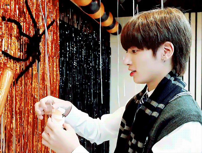 투바투 강태현 긁으면서 노래 부르는 거 코피 쏟아 | 인스티즈