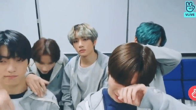 오늘자 투바투 대환장 브이라이브 | 인스티즈