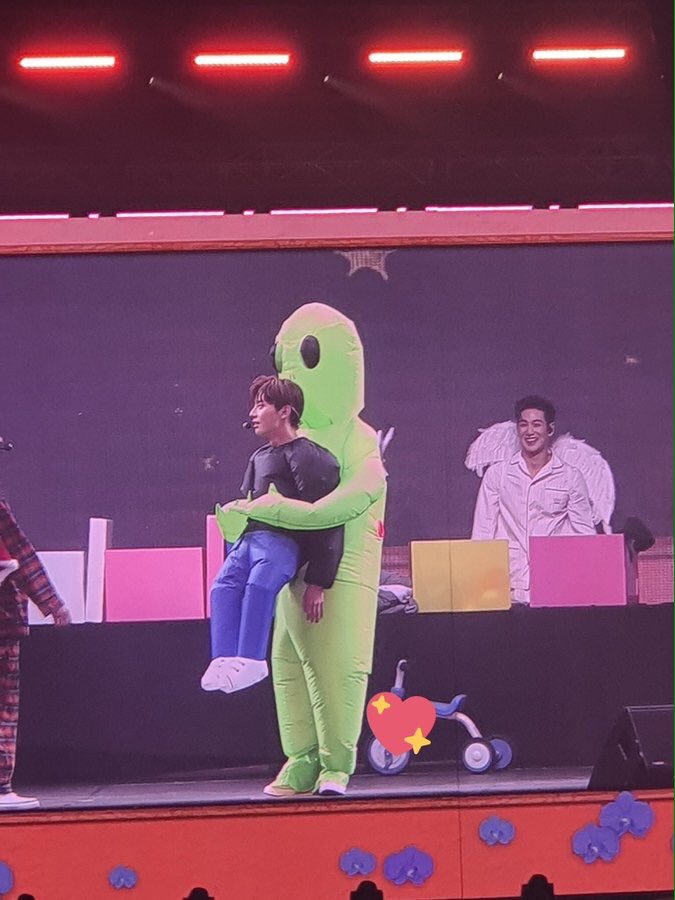 뉴이스트 팬미팅 중 지선님 말씀:황민현이 이러니까 요즘 개콘이 재미가 없지~ | 인스티즈