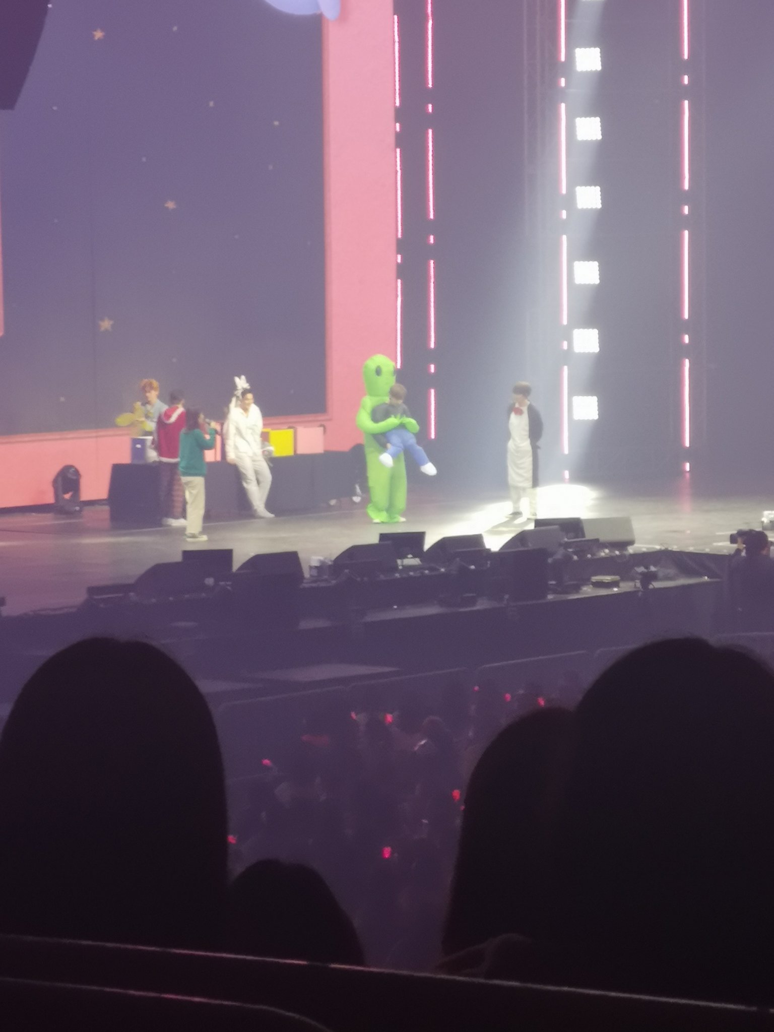 뉴이스트 팬미팅 중 지선님 말씀:황민현이 이러니까 요즘 개콘이 재미가 없지~ | 인스티즈