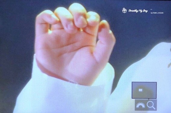 박지훈 손 진짜로 애기손같이 생겼는데 | 인스티즈