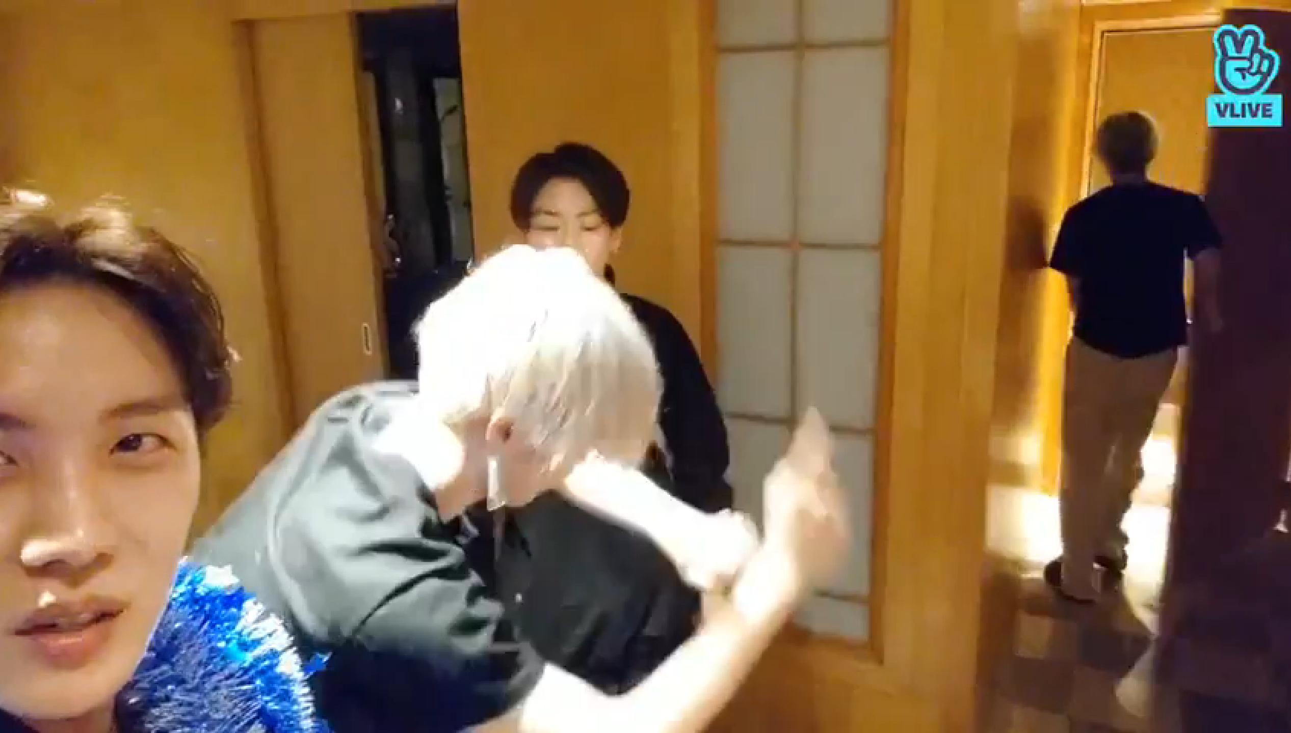 인기글 방탄 브이앱 영상으로 보면 더 대환장임 | 인스티즈